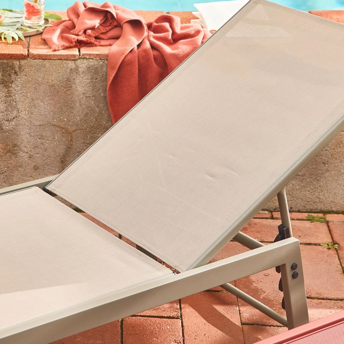 sweeek Set 2 lettini Prendisole in Acciaio Multiposizione Verde Kaki - 155x59x106 cm