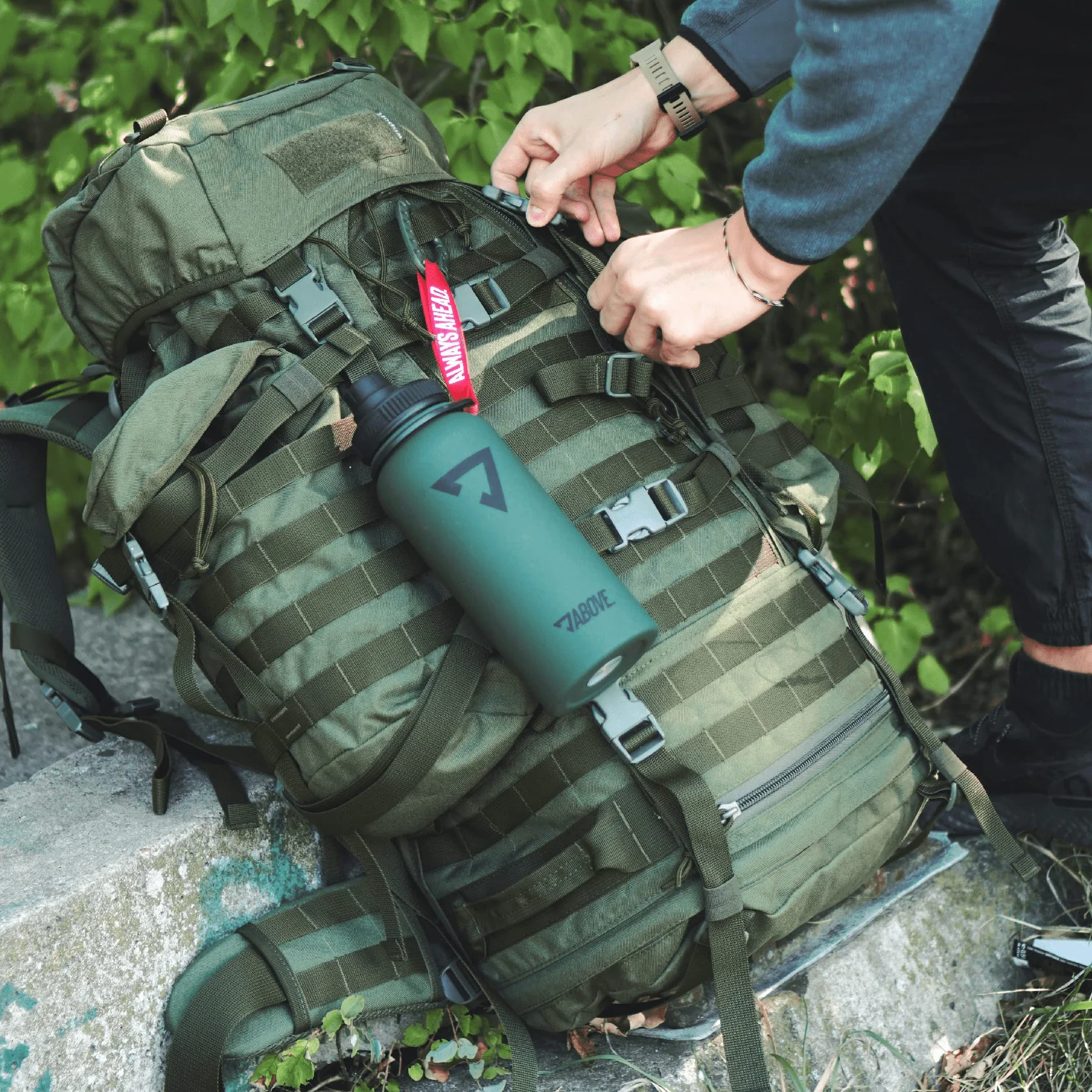 ABOVE Borraccia Termica 1L Acciaio Inox Doppia Parete Isolante Senza BPA Mantiene Caldo 12h Freddo 24h 2 Tappi Sport Outdoor Scatola Regalo Oliva