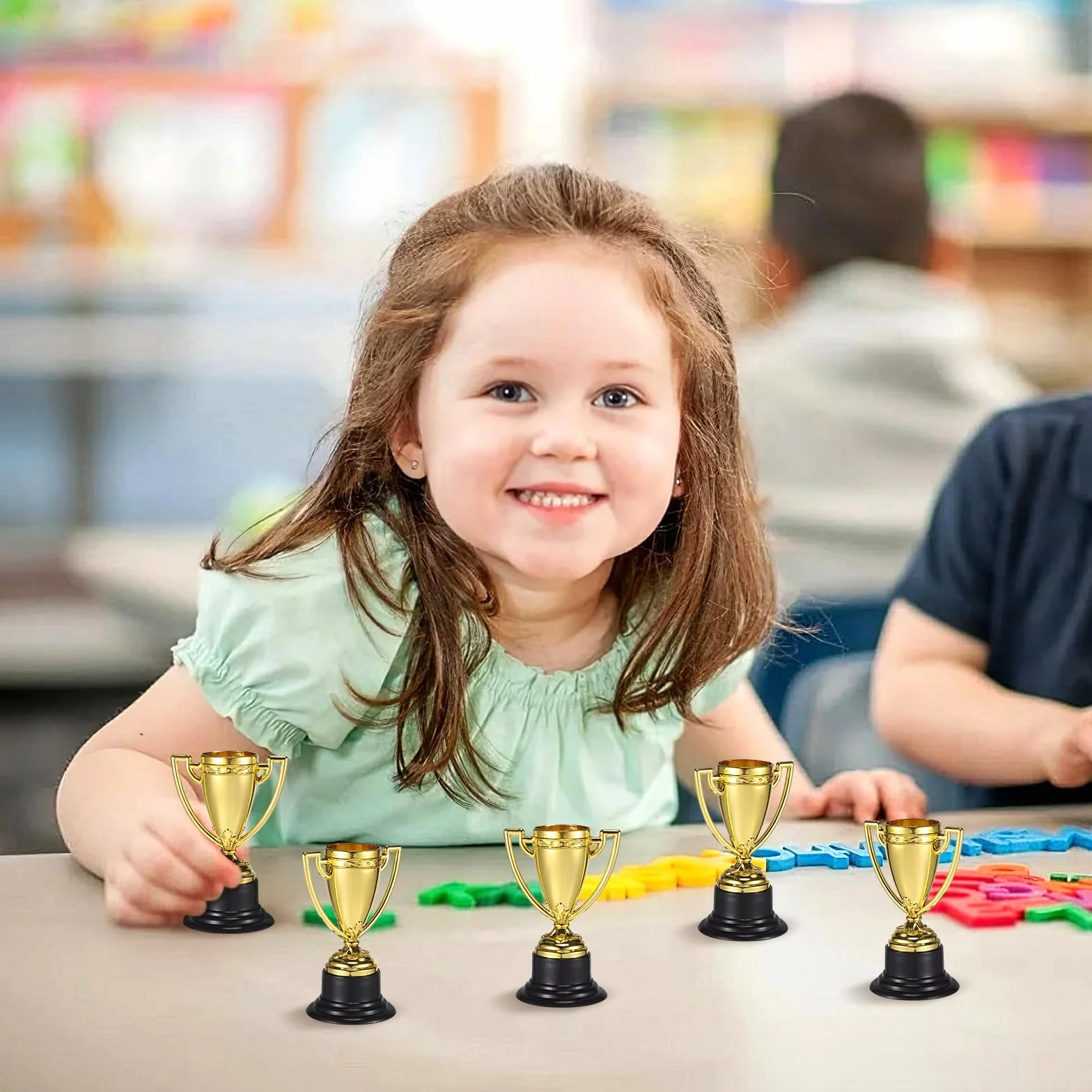 TOYANDONA Confezione da 24 mini trofei per bambini, premi Gold Award per bomboniere, premi per la partecipazione per bambini bomboniere, oggetti di scena, premi, premi vincitori, concorsi