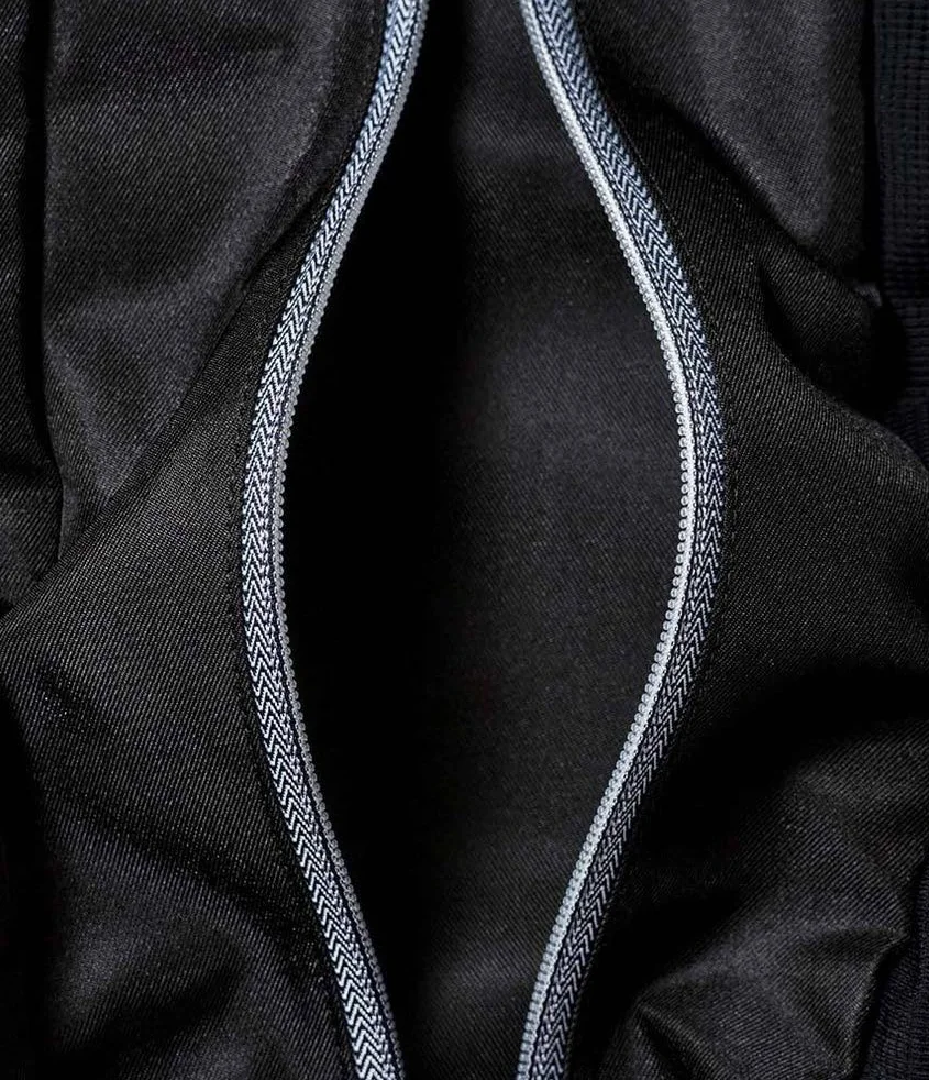 Manduka Go Light - Borsa per tappetino da yoga con tasca, tracolla regolabile, adatta per la maggior parte dei tappetini da yoga