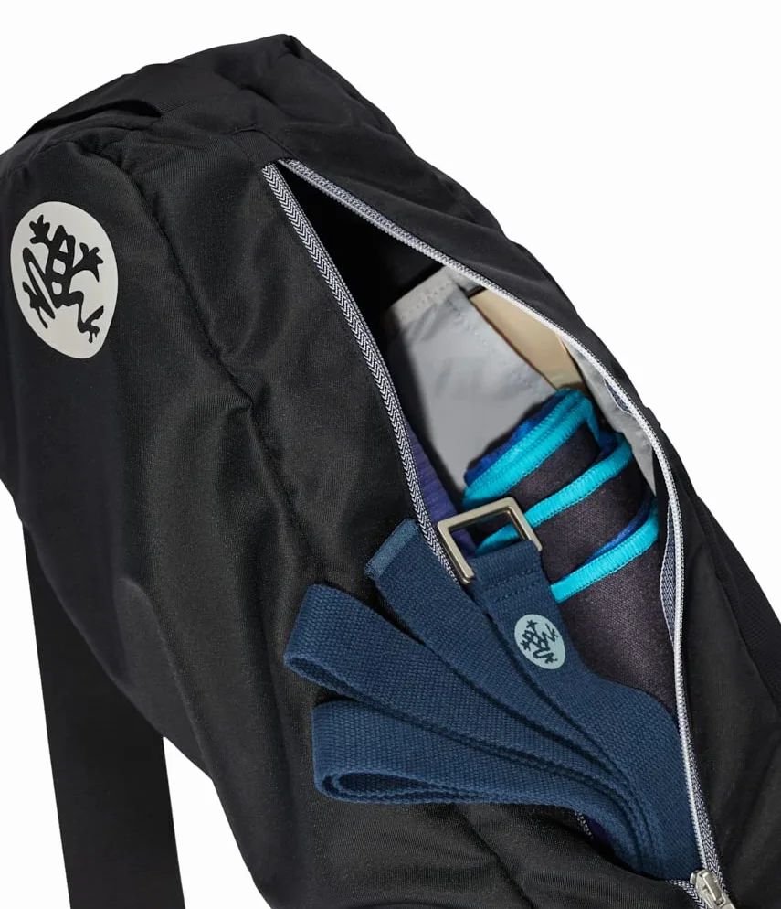 Manduka Go Light - Borsa per tappetino da yoga con tasca, tracolla regolabile, adatta per la maggior parte dei tappetini da yoga