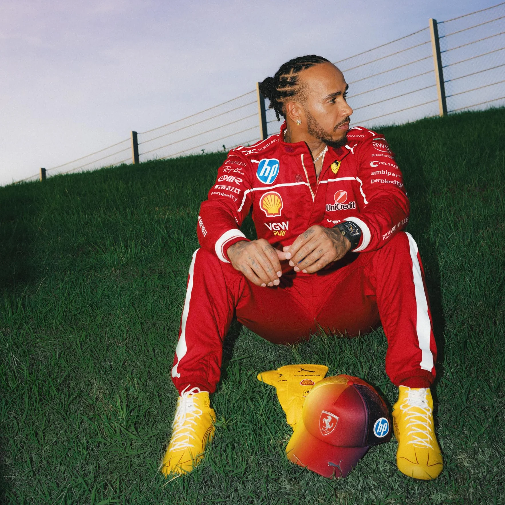 PUMA Scuderia Ferrari F1 Cappellino Edizione Speciale Lewis Hamilton GP Gran Bretagna 2025 – Sfumatura Rossa – Taglia Unica