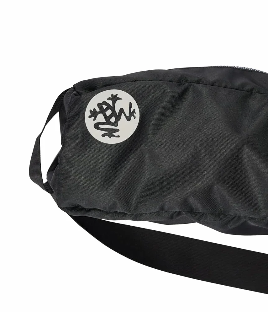 Manduka Go Light - Borsa per tappetino da yoga con tasca, tracolla regolabile, adatta per la maggior parte dei tappetini da yoga