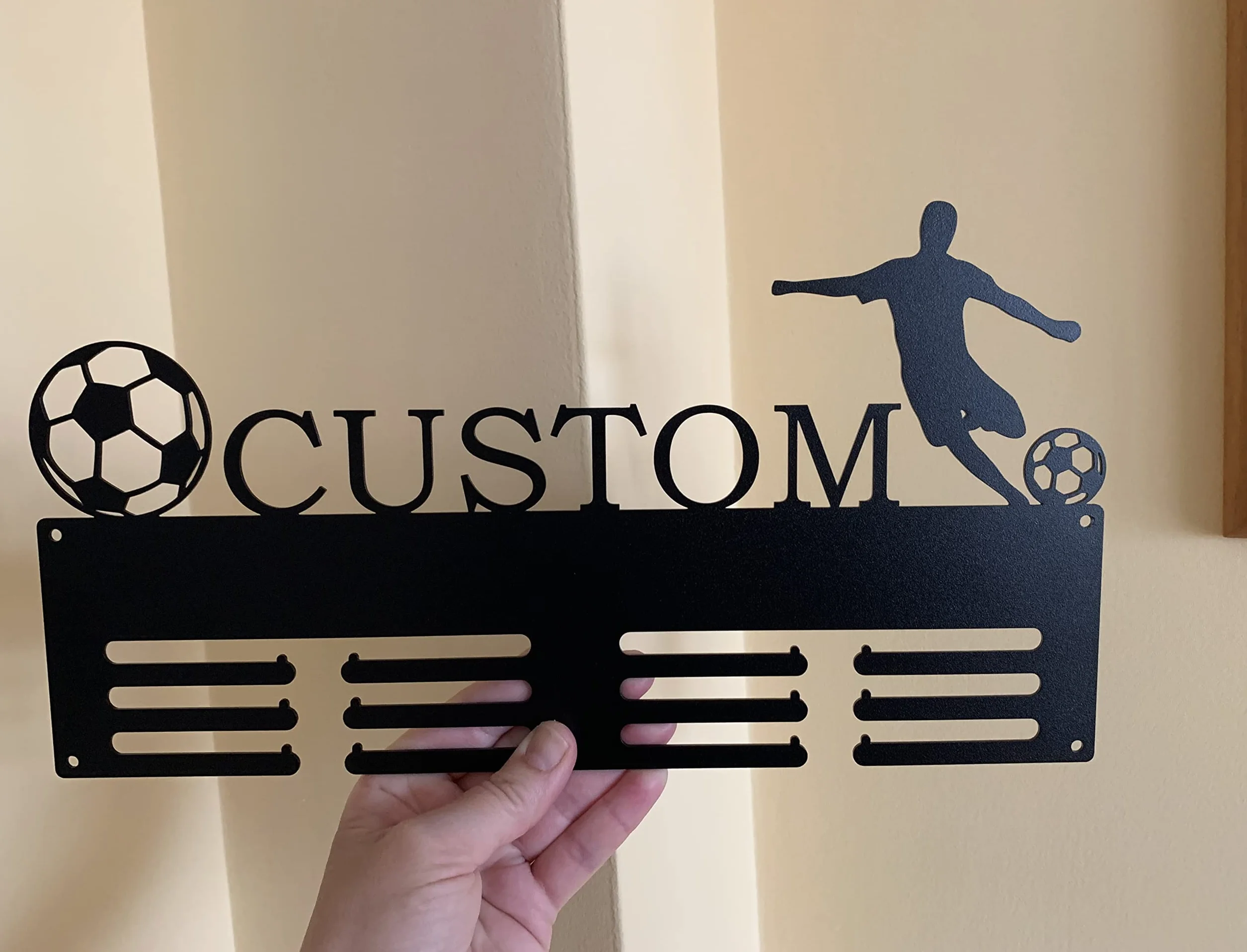 Porta Medaglie Personalizzato Calcio con Nome, Espositore a Parete con Gancio, Supporto in Metallo Design 1