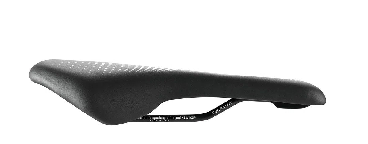 Selle Italia A3 GEL FLOW - Sella Comoda per Bicicletta con Gel, Foro Anatomico, Resistente all'Acqua e Adatta a Tutti i Tipi di Bici - Nero